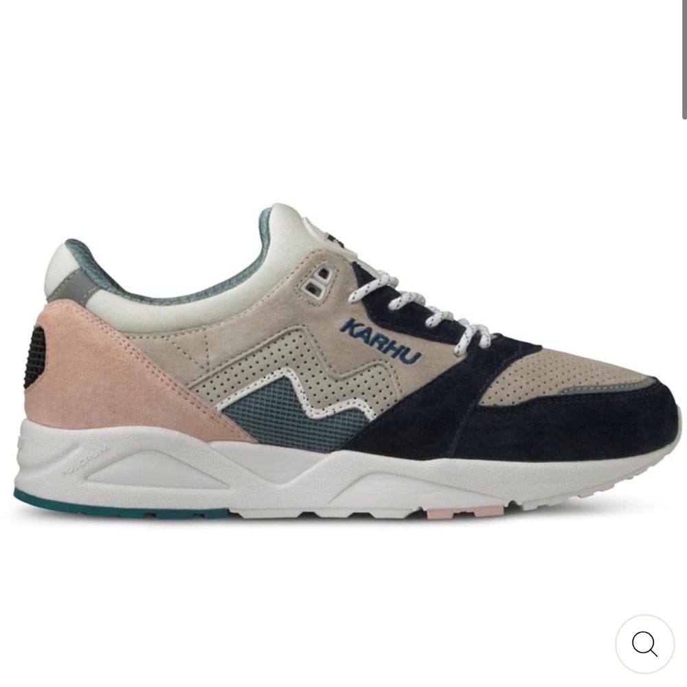 Karhu Aria 95 India Ink/Pelican